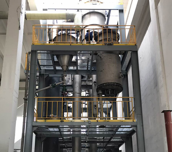 三效蒸發(fā)器安裝現(xiàn)場(chǎng) 三效蒸發(fā)器安裝現(xiàn)場(chǎng)